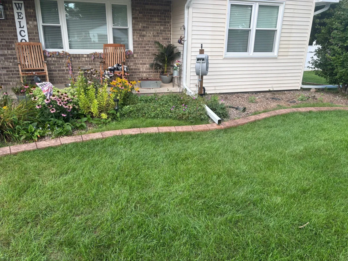 Concrete landscape curbing in Clermont, Florida residential neighborhood