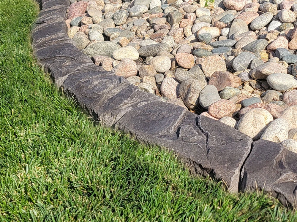 Cobblestone stamp pattern on decorative concrete curbing